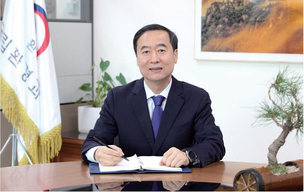지난해 10월 25일 제21대 국립환경과학원장으로 취임한 김동진 원장은 “우수한 환경연구로 국민의 환경권을 보호하고 국민으로부터 신뢰받는 기관으로 거듭나겠다”고 밝혔다.