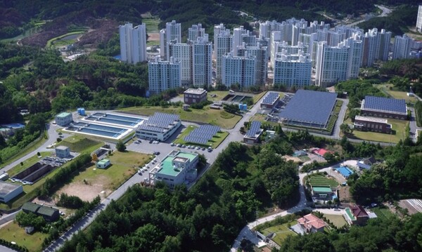 강릉시 상하수도사업소는 홍제정수장에 태양광 발전을 도입해 영업 외 수익을 창출하고 있다.