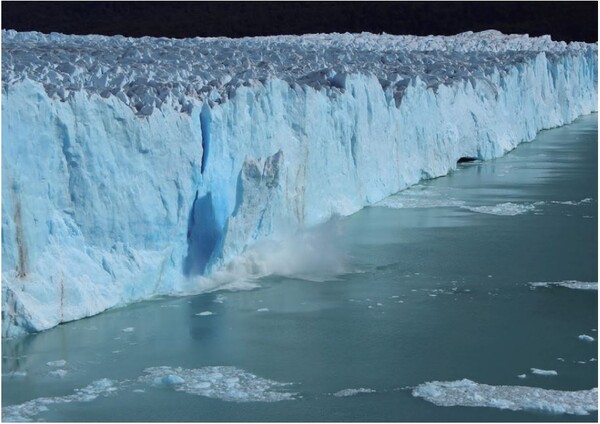 지난해 8월 14일 그린란드 빙하지대의 최고 지점(3천216m)인 정상에는 기록상 처음으로 몇 시간 동안 비가 내렸다. 빙하지대는 수십 년에 걸친 시간 척도에서 질량 손실이 가속화하는 경향이 뚜렷하다. [사진출처 = 세계경제포럼(World Economic Forum)]