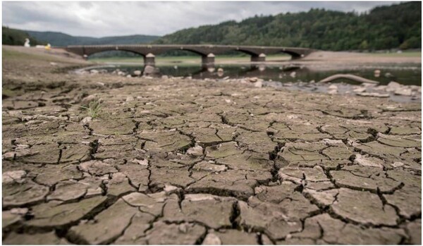 독일 헬름홀츠 환경연구센터(UFZ)는 보고서를 통해 “2018〜2020년에 발생한 유럽 가뭄은 250년 동안 가장 강렬했는데, 특히 독일·프랑스·체코 등 중부 유럽에서 유럽 육지 면적의 36%에 영향 미쳤다”고 밝혔다. 사진은 2019년 7월 24일 프랑스 서부 몽장쉬르루아르에 위치한 루아르강(River Loire) 바닥 모습. [사진출처 = 독일 헬름홀츠 환경연구센터(UFZ)]