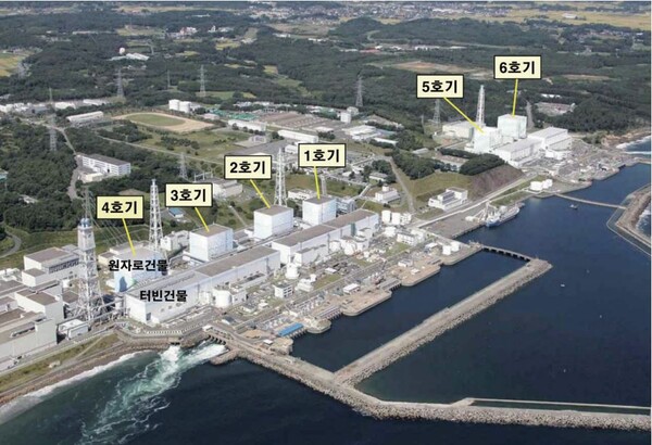 자연-기술 복합재난의 대표적인 사례는 2011년 3월 11일 일본 동북부 지방을 관통한 대규모 지진과 그로 인한 쓰나미로 인해 후쿠시마 원자력발전소의 방사능 누출 사고이다. 사진은 사고 이전의 후쿠시마 제1 원자력발전소 전경.