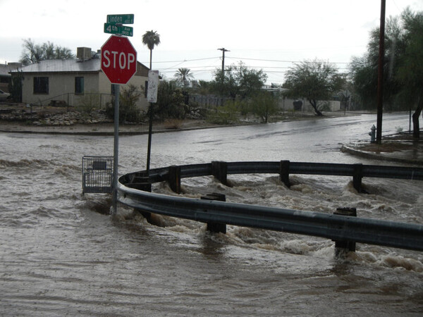 연구자들이 모델링에 사용한 두 개의 도시 유역 중 하나인 애리조나 주 투손(Tucson)의 브롱크스 워시(Bronx Wash) 홍수 모습. 아로요(arroyo)라고도 하는 워시는 계절적으로만 흐르는 마른 시내이다. [사진제공 = UGA]
