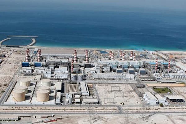 DEWA는 제벨 알리 발전소 및 담수화 단지(Jebel Ali Power Plant and Desalination Complex, 사진)에 8억9천700만 AED(약 3천178억8천800만 원)의 비용을 들여 40 MIGD(18만2천400㎥/일) 해수 역삼투(SWRO) 담수화 플랜트를 시행하고 있다.  [사진출처(Photo source) = 두바이 수전력청(DEWA)]