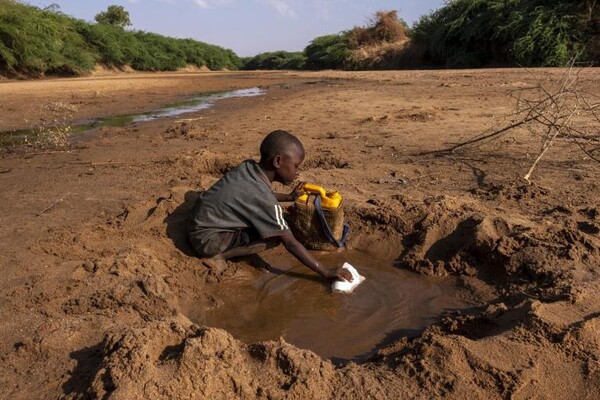 ϼ(UNICEF) 2022   ְ(World Water Week 2022) ¾, ɰ  μ   浹ϸ鼭    ʴ  ī (Horn of Africa) (Sahel)  ̵ û    ִ١   ϰ . [ó(Photo source) = ϼ(UNICEF)]