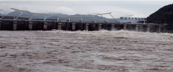 계속되는 폭우로 중부지방 주요 댐들은 수문을 열어 댐 수위를 조절했다. 팔당댐(사진)은 8월 10일 초당 1만885㎥를 방류했다.