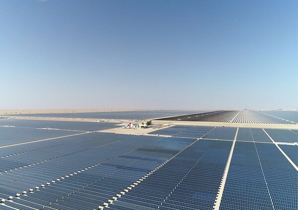 ι̼û(DEWA)  2030 5õMW(ްƮ) ɷ   ִ   ¾籤  ϸ޵  õ   ֶũ(Mohammed bin Rashid Al Maktoum Solar Park) 6ܰ    κ 4  ޾Ҵ.  [ó(photo source) = ι̼û(DEWA)]