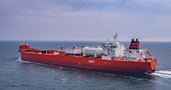 LNG, LPG를 추진연료로 사용할 수 있는 장비와 휘발성 유기화합물 복원 설비(VOC RS) 등 대우조선해양의 최신 친환경 기술이 대거 적용된 셔틀탱커의 운항 모습. [사진제공 = 대우조선해양]