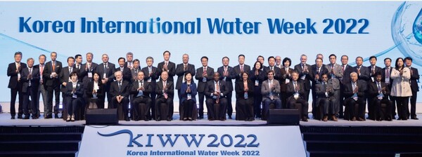 환경부·대구광역시·K-water·한국환경공단이 공동주최하고, 사단법인 한국물포럼이 주관한 ‘대한민국 국제물주간(KIWW) 2022’가 지난 11월 23일부터 26일까지 4일간 대구 엑스코(EXCO)에서 개최됐다. 사진은 11월 23일 오전에 열린 개회식에 참석한 전세계 주요인사들의 기념촬영 모습. 