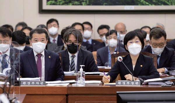 10월 20일 국회에서 열린 환경부 및 기상청에 대한 종합감사에서 한화진 환경부 장관(오른쪽), 유제철 차관(왼쪽)이 의원들의 질의를 경청하고 있다.