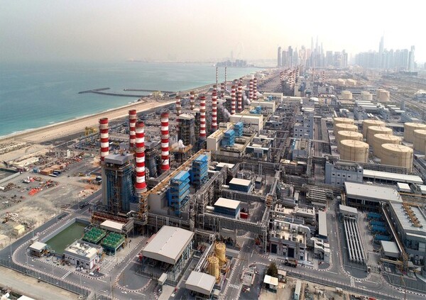 ƶ̷Ʈ(UAE) ι û(DEWA)  ˸   (Jebel Ali Power Generation & Water Production Complex / ) 4  ֽ ı  äϿ    ȿ ̴    ִ ȰϿ ź ⷮ ٿ ִ. [ó(Photo source) = ι û(DEWA)]