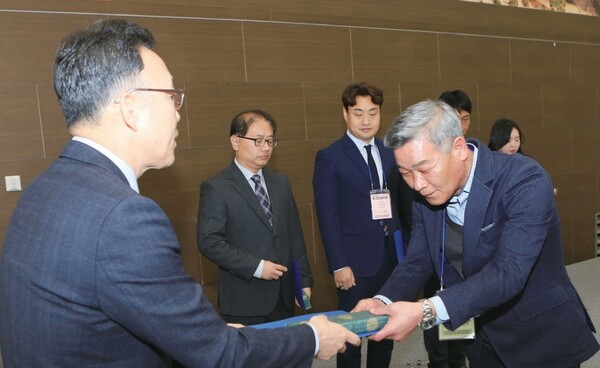박환진 ㈜화도케미칼 대표이사의 물산업 우수기술 분야 최우수상 수상 모습.