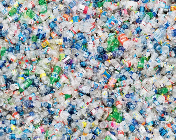 2021년에 생수산업이 약 6천억 개의 플라스틱 병과 용기를 생산한 것으로 추정하며, 이는 약 2천500만 톤의 페트병(PET)이 폐기물(대부분 재활용되지 않고 매립지로 예정되어 있음)로 처리된다.