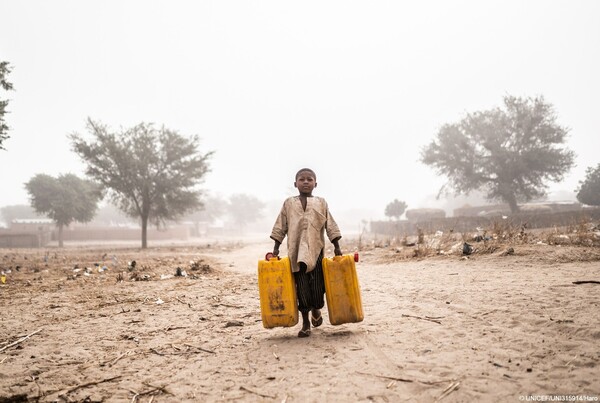 아프리카 지역의 3분의 1의 아이들은 집에서 최소한의 기본적인 물을 사용할 수 없으며, 3분의 2는 기본적인 위생 서비스를 받지 못하고 있는 실정이다. [사진출처(Photo source) = 유니세프(UNICEF)]