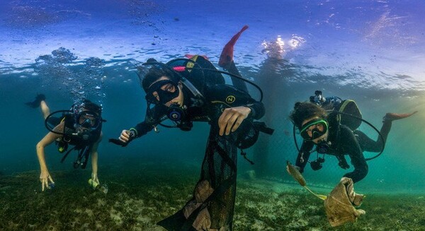 호주 시드니 앞 바다에서 다이버들이 ‘세계 바다의 날’을 맞아 해저에 쌓인 플라스틱 쓰레기를 수거하고 있다. [사진출처(Photo source) = 유엔뉴스(UN News) / 로지 리니(Rosie Leaney)]