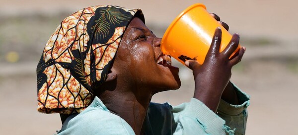 아프리카 차드의 한 소녀가 고어(Gore)의 학교에서 물을 마시고 있다. [사진출처(Photo source) = 유엔뉴스(UN News) / ⓒ유니세프(UNICEF)]