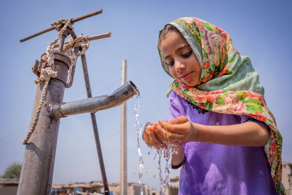 파키스탄의 여섯 살짜리 소녀가 한 지역사회 핸드 펌프에서 물을 마시고 있다. [사진출처(Photo source) = 유엔뉴스(UN News) / ⓒ유니세프(UNICEF)]