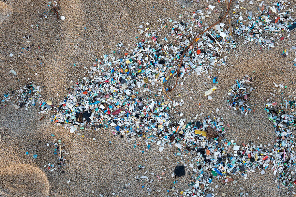 직경이 최대 5mm인 작은 플라스틱 입자인 미세플라스틱(Microplastics)은 음식, 물, 공기로 침투한다. 사람 당 연간 5만 개 이상의 플라스틱 입자를 소비하는 것으로 추정되며 흡입을 고려하면 더 많다.
