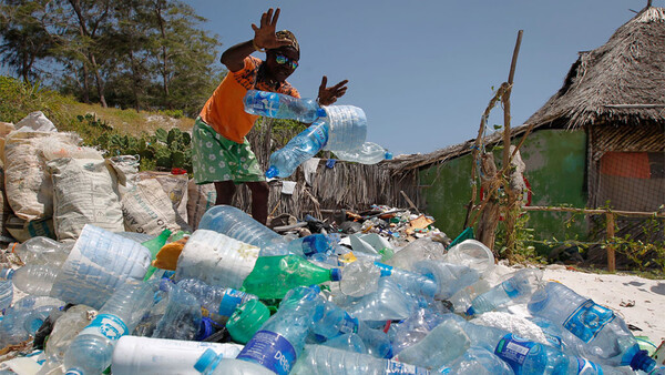 UNEP는 플라스틱 폐기물이 현재 속도로 계속 진행하면서 해결책을 찾지 못하면 현재 매년 바다로 유입되는 플라스틱 1천100만 톤이 향후 20년 안에 세 배가 될 것으로 추산했다.   [사진출처(Photo source) =  유엔환경계획(UNEP)]
