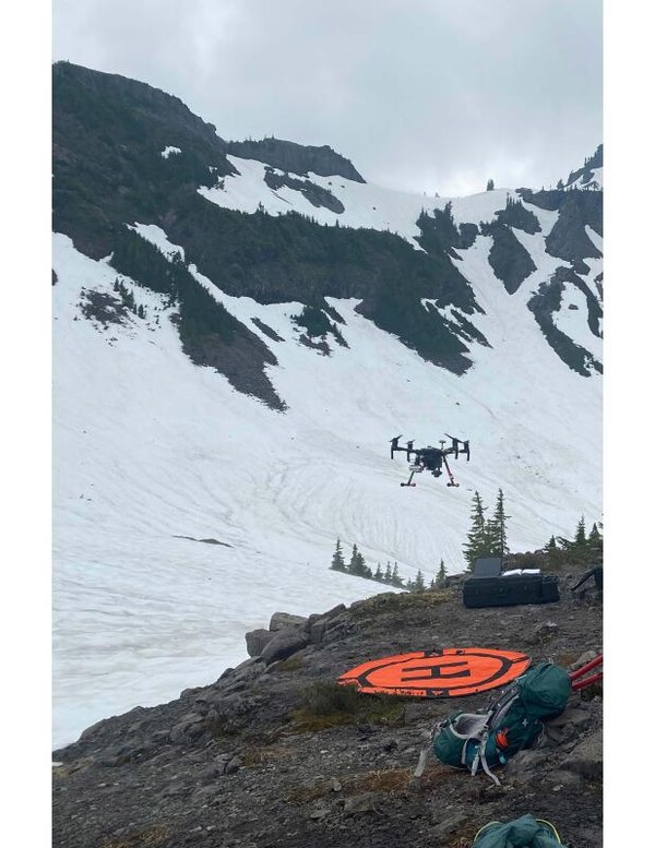 연구원들은 크고 접근하기 어려운 지역에서 설조류를 감지하기 위해 다중 스펙트럼 카메라가 부착된 무인 항공기(UAV)를 사용하고 있다. [사진출처 = Alia Khan, National Snow and Ice Data Center, Western Washington University]