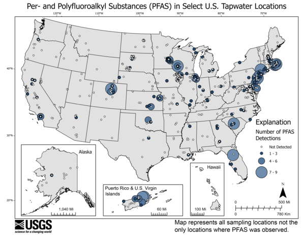 이 USGS 지도는 미국 전역에 선정된 장소의 수돗물 샘플에서 검출된 PFAS의 수를 보여준다. 이 결과는 2016년에서 2021년 사이에 716개 위치의 민간 및 공공 공급 수돗물에서 채취한 샘플에 대한 USGS 연구를 기반으로 한다. [그림출처(picture source) = 미국지질조사국(USGS)]