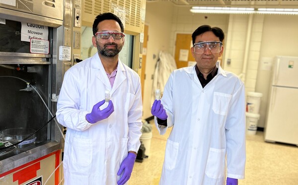 연구원 무함마드 주베어(왼쪽)와 아물라교수는 닭 깃털에서 발견된 케라틴을 화학적으로 변형해 개발한 두 가지 개선된 폐수 여과 물질의 샘플을 선보이고 있다. [사진제공 = University of Alberta]
