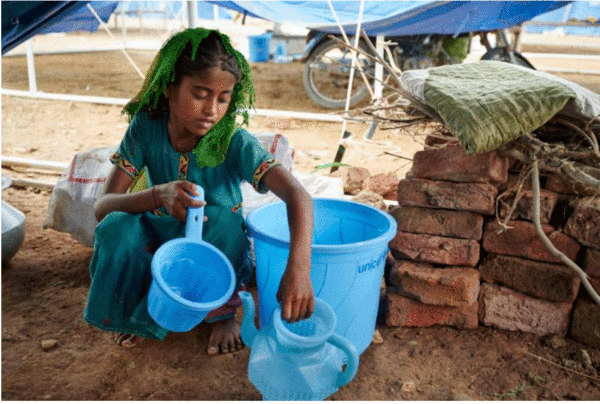 이 보고서에 따르면 전 세계적으로 18억 명의 사람들이 물이 공급되지 않는 가정에 살고 있다. 특히 15세 이상의 여성과 소녀는 10가구 중 7가구에서 주로 물을 긷는 책임을 지고 있으며, 남성 또래는 10가구 중 3가구가 물을 긷는 책임을 지고 있는 것으로 나타났다. [사진출처(Photo source) = 유니세프(UNICEF)]