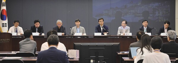 지난 7월 5일 서울 프레스센터 기자회견장에서 열린 ‘KEI 개원 30주년 기념 제3차 세미나’의 전문가 토론 모습.