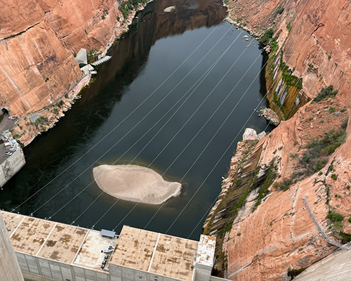 미 연방국토개발국(The Bureau of Reclamation)은 14일(현지시각) 글렌 캐년 댐(Glen Canyon Dam)에서 방류할 수 있는 물의 시간당 최소량을 늘린다고 발표했다. 사진은 글렌 캐년 댐에서 내려다보이는 콜로라도 강의 전망. [사진출처(Photo source) = 연방국토개발국(The Bureau of Reclamation)]