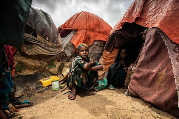 아프리카 대부분의 나라에서는 도시지역을 포함하여 가장 가난한 지역사회들이 극단적인 날씨의 영향을 불균형적으로 받고 있다. 사진은 2022년 10월 소말리아 모가디슈의 국내 실향민 수용소에서 어린 소녀가 가족이 살고 있는 텐트 밖에 앉아 있는 모습. [사진출처(Photo source) = 유니세프(UNICEF)]