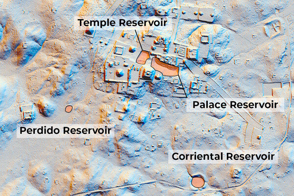 최근 발표된 연구논문에 따르면, 고대 마야인들은 저수시설을 건설, 수생식물을 사용하여 물을 여과하고 정화했던 것으로 밝혀졌다. 지도는 거주한 거대도시 티칼(Tika)의 리다르 지도(Lidar map)는 일부 저수시설을 강조하고 있다. 이미지((Image adapted Tankersley et al. 2020)는 파쿠남 리다르(PAQUNAM LiDAR) 이니셔티브의 프란시스코 에스트라다 벨리(Francisco Estrada-Belli)가 만든 리다드에서 파생된 언덕 쉐이드 이미지. 허가를 받아 사용. 브라이언 린(Bryan Lin)이 그래픽을 수정했다. [그림출처(picture source) = 일리로이대학 어바나-샴페인(University of Illinois Urbana-Champaign)]