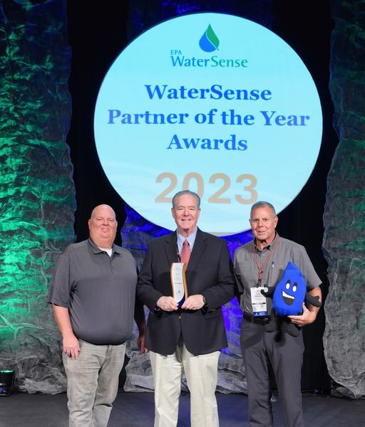 미국 환경보호청(EPA)은 10월 12일(현지시각) 제품과 교육 등을 통해 워터센스(WaterSense) 프로그램과 물 효율성을 촉진하고자 노력한 기업에 대해 2023 워터센스 우수상(WaterSense Excellence Award)을 수여했다. 토로 컴퍼니(The Toro Company)는 25명의 우수상 수상자 중 하나로, 이번 수상으로 9년 연속 워터센스 우수상을 수여받았다. [사진제공 = 토로 컴퍼니(The Toro Company) 페이스북(Facebook)]
