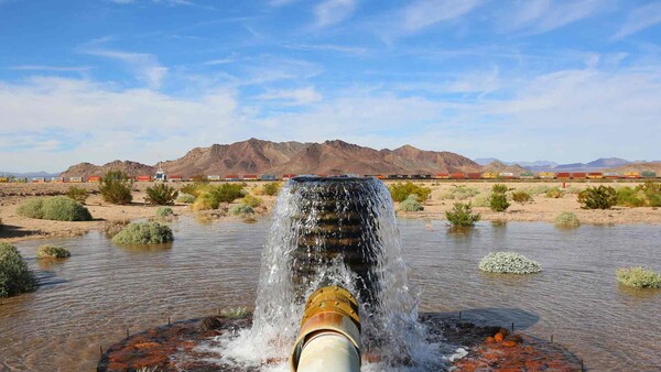 캐디즈(Cadiz, Inc.)는 지난 11월 2일 샌버너디노(San Bernardino) 카운티, 산타 마르가리타(Santa Margarita) 수자원 지구(SMWD) 및 패너 갭 뮤추얼 워터 컴퍼니(Fenner Gap Mutual Water Company)와 캐디즈 물보존 및 저장 프로젝트(Cadiz Project)로부터 샌버너디노 카운티 지역사회의 공공 수도 시스템에 물공급에 대한 우선적 권리를 제공하기 위한 계약을 체결했다. 이번 계약은 지난 10월 24일 샌버너디노 카운티 감독위원회의 승인을 받아 동부 모하비 사막의 캐디즈 프로젝트를 위한 캐디즈, 카운티, SMWD 간의 지하수 관리에 관한 2012 양해각서(MOU)를 개정한 것이다. [사진출처(Photo source) = 캐디즈(Cadiz, Inc.) 페이스북]