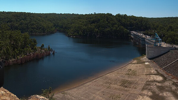 광역 시드니 전역의 댐은 가뭄으로 지난 한 주 동안에만 총 용량이 88%로 0.3% 감소했고, 와라감바 댐(사진)은 최근 내린 비에도 불구하고 지난 2주 동안 용량이 92%로 떨어졌다.  [사진출처(Photo source) = 호주물협회(Australian Water Association)]