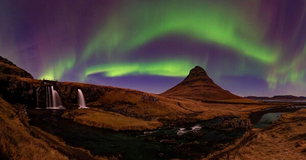 오로라의 마법(Magic of Aurora), 사진작가 : 브란코 나지(Branko Nađ, 크로아티아), 촬영장소 : 아이슬란드 커크주펠스포스(Kirkjufellsfoss, Iceland).
