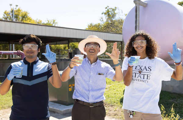 (왼쪽부터) 라샤 칸, 이케하타 케이스케 박사, 그리고 샌마르코스 하수처리장의 카를로스 에스핀돌라 [사진출처(Photo source) = Texas State University]