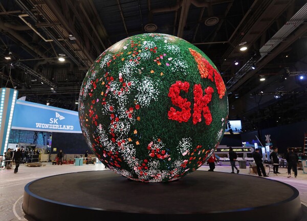SK그룹은 1월 9일(현지시각) 미국 라스베이거스에서 열리는 ‘CES 2024’에서 세계 최고 수준의 탄소감축과 AI 기술을 공개한다고 밝혔다. 사진은 ‘CES 2024’ SK그룹관에서 전시 주제 영상을 상영하는 구형 LED ‘Wonder Globe’. [사진제공 = SK그룹]