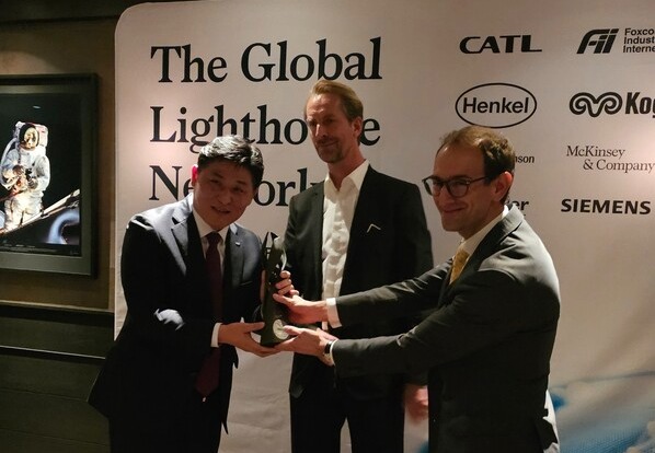 한국수자원공사(사장 윤석대, 이하 K-water)가 1월 15일(현지시각) 스위스 다보스에서 진행된 세계경제포럼(World Economic Forum, WEF)의 ‘글로벌 등대 어워드(Global Lighthouse Network Award)’를 수상했다고 밝혔다. [사진제공 = K-water]
