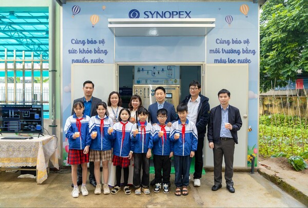 시노펙스는 2월 7일 자체 멤브레인 필터를 적용한 고도정수 시스템을 베트남 티쩐쩌 초등학교에 기부했다고 밝혔다. [사진제공 = 시노펙스]