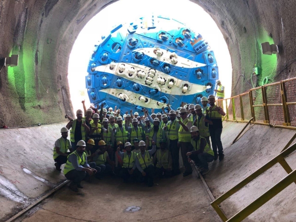 ؼû(SWCC) 2021⿡ ϰ  ִ  ۿ ͳ(tunnel for the transmission of desalinated water). [ó(Photo source) =   ؼû(SWCC)]