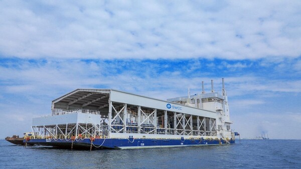 2022년에 완공된 하루 생산 능력이 15만 입방미터(㎥)에 달하는 세계 최대의 부유식 담수화 플랜트(floating desalination plant). [사진출처(Photo source) = 사우디 국영 해수담수청(SWCC)]