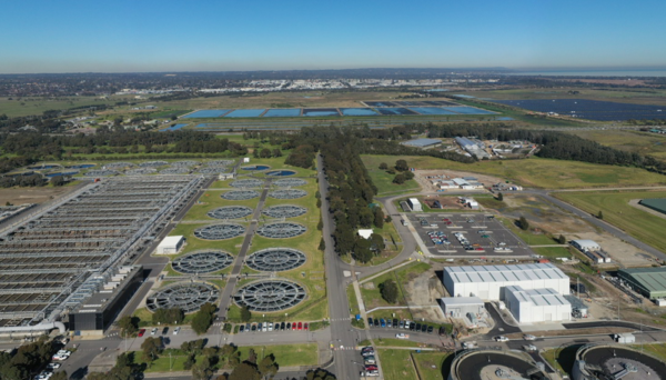 호주의 멜버른워터(Melbourne Water)는 온실가스 배출량을 줄이고 멜버른시의 증가하는 하수도 요구사항을 충족시키기 위해 서부하수처리장(사진)을 최첨단 처리 시설로의 업그레이드 및 주요한 시설에 지속적으로 투자하고 있다. [사진출처(Photo source) = 멜버른워터(Melbourne Water)]