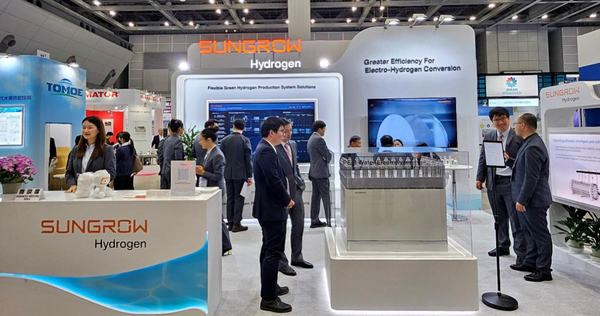 선그로우 하이드로젠(Sungrow Hydrogen)은 지난 2월 28일 도쿄 빅사이트 국제 전시장에서 개최된 ‘스마트 에너지 위크 2024(Smart Energy Week 2024)’에서 300Nm³/h 고분자 전해질막(PEM) 수전해조와 유연한 수소 생산 솔루션을 선보였다 [사진출처 = Sungrow Hydrogen]