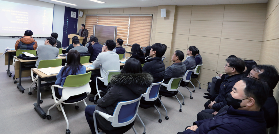 경기도 이천시 상하수도사업소(소장 박철희)는 지난 2월 22일 오후 사업소 회의실에서 수도과 직원을 대상으로 ‘상수도 실무교육’을 실시했다.