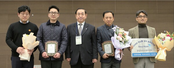 국립환경과학원장 단체상에는 서울아리수본부 광암아리수정수센터(오른쪽)가, 개인상에는 동문이엔티㈜ 송요일 대표이사(대리수상)가 수상했다.