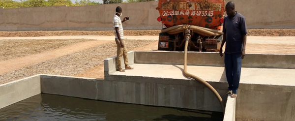 코트디부아르 산 페드로(San Pedro, Cote d’Ivoire)의 배설물 슬러지 처리장에서 슬러지를 제거하는 트럭 [사진출처 = African Development Bank Group]