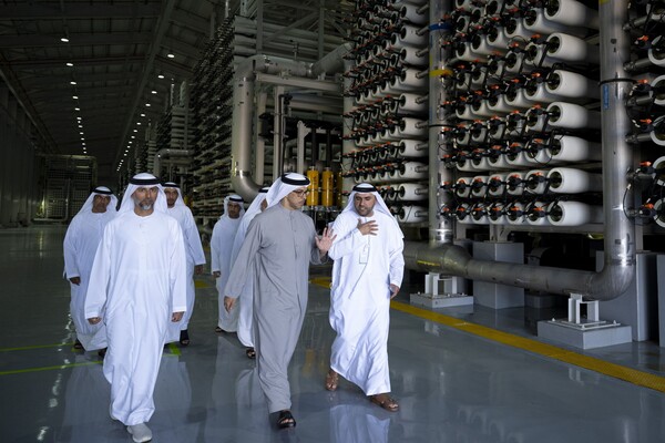 UAE 7개 토후국(Emirates) 중의 하나인 움알콰인(Umm Al Quwain)에 건설된 ‘NAQA'A 역삼투압 해수담수화 플랜트’의 운영기관이 3월 8일 설립되면서 운영에 들어갔다. 이 해수담수화 시설은 연간 약 500억 갤런(1억8천950만㎥/년)의 생산 능력을 갖췄다.  [사진출처(Photo source) = 에티하드 수전력공사(EtihadWE) 페이스북]