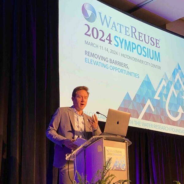 미국 물재이용협회(WateReuse Association)는 지난 3월 11~14일 덴버에서 '2024 물재이용 심포지엄(2024 WateReuse Symposium)'을 개최해 물재이용 및 재활용 분야 세계 최고 전문가들이 모인 가운데 물재이용을 위한 전례 없는 기회를 모색하는 자리를 마련했다. 마이크 존스턴(Mike Johnston) 덴버시장은 '2024 물재이용 심포지엄'에서 "도시를 생존 가능하고 경제적이며 안전하게 유지할 수 있는 것은 물에 대한 장기적 접근"이라고 말했다. [사진출처(Photo Source) = WateReuse Association's Facebook]