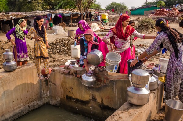 특히, 물 부족은 소녀와 여성의 사회 발전에 영향을 미친다. 많은 농촌지역에서 그들은 물을 구하기 위해 하루에 몇 시간씩 소비하고 있다. [사진출처(Photo source) = 유엔워터(UN-Water)]