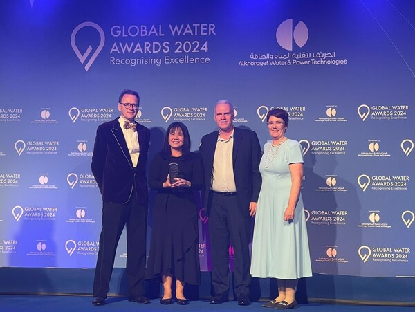 ̰ ڿ PUB(Public Utility Board) 4 16  ۷ιڸ(GWI)  2024 ۷ι  (2024 Global Water Awards) ̿ ü о  ؼȭ ü о  2 κп ֿ ߴ.  û  Կ .  ʺ  (Christopher Gasson)  GWI ̻, ο  ģ(Low Pei Chin), PUB μ Ͼ, ߽(Jacobs)  (Gerry O'Toole)   Susan Moisio  ̻,  ̽ÿ(Susan Moisio) ۷ι λ. [ó(Photo source) = ̰ ڿ(PUB)]