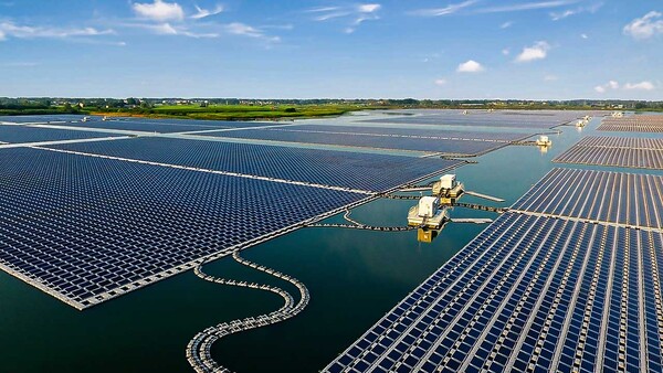ε׽þƴ ƽþƿ  ū þƮ  ¾翭 (Ciatra Floating Solar Power Plant, PLTS) Ǽν ڿ Ȱϰ ִ. [ó(Photo source) = Unthinkable Build]